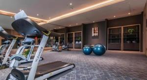 einen Fitnessraum mit einem Fitnessstudio mit Trainingsgeräten in der Unterkunft GreenTree Eastern Hotel Nanning Wuxiang Hangyang City in Nanning