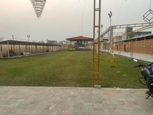 BhauliHotel O Mansa Lawn & Banquets的一大片草地，中间有一个球门