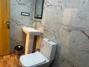 Koupelna v ubytování Townhouse Puri Bypass Crossway Formerly Hotel Pratee Heights