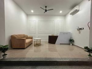 Posezení v ubytování Townhouse Puri Bypass Crossway Formerly Hotel Pratee Heights