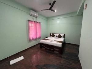 Un pat sau paturi într-o cameră la Hotel O Gopalan Mall Bangalore Formerly Gm Comforts +14 fotografii