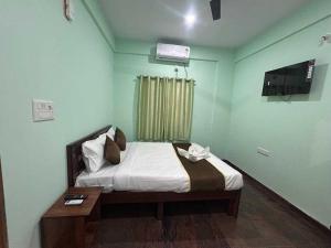 Un televizor și/sau centru de divertisment la Hotel O Gopalan Mall Bangalore Formerly Gm Comforts