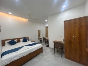 Una cama o camas en una habitación de Hotel O Gopalan Mall Bangalore Formerly Gm Comforts