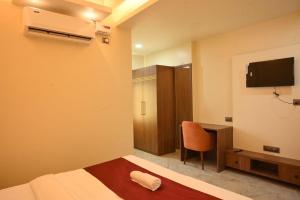 Μια τηλεόραση ή/και κέντρο ψυχαγωγίας στο Townhouse Bhangagarh Bus Terminal Formerly The Rudra Inn