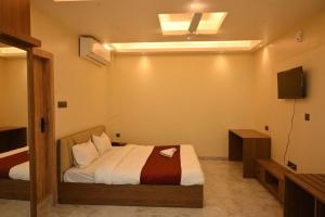 Μια τηλεόραση ή/και κέντρο ψυχαγωγίας στο Townhouse Bhangagarh Bus Terminal Formerly The Rudra Inn +9 φωτογραφίες