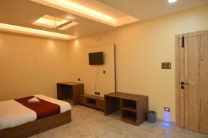 Ένα ή περισσότερα κρεβάτια σε δωμάτιο στο Townhouse Bhangagarh Bus Terminal Formerly The Rudra Inn