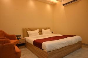 Ένα ή περισσότερα κρεβάτια σε δωμάτιο στο Townhouse Bhangagarh Bus Terminal Formerly The Rudra Inn