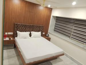 Ένα ή περισσότερα κρεβάτια σε δωμάτιο στο Hotel O Netaji Metro Station Kolkata Formerly Mahamaya Step Inn