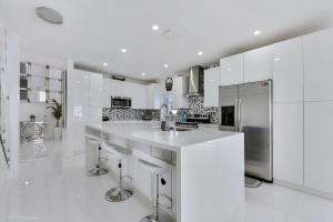 Köök või kööginurk majutusasutuses Spectacular, spacious, completely modern, huge home