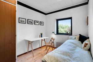 une chambre avec un lit, un bureau et une table dans l'établissement Lovely Holiday Home Close To Town And Beach, à Græsted