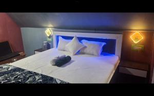 una cama con un animal de peluche sobre ella en Youon, en Bakkhali