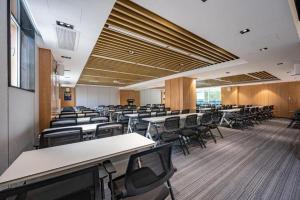 ein Klassenzimmer mit Tischen und Stühlen in einem Raum in der Unterkunft Super 8 Hotel Premier Beijing Changping Science & Technology Park in Ch'ang-p'ing-hsien