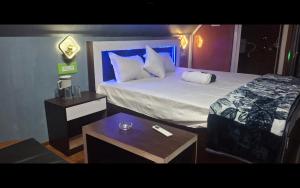 Un dormitorio con una cama grande y una mesa. en Youon, en Bakkhali