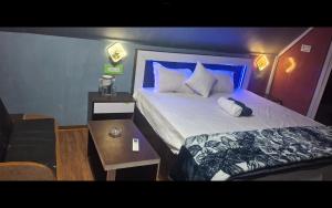 una habitación de hotel con una cama y una mesa en Youon, en Bakkhali