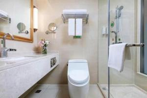 ChengxiにあるVienna Hotel Shanghai Songjiang Xiaokunshanのトイレ、洗面台、シャワー付きのバスルーム +40枚の写真