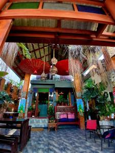 un restaurant avec des chaises colorées et un bâtiment dans l'établissement 119 Boutique Natural Wellness Chiang Mai, à Chiang Mai