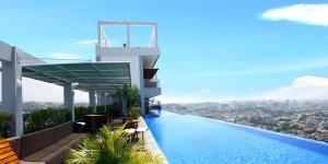 Bazén v ubytování Horison Ultima Semarang nebo v jeho okolí