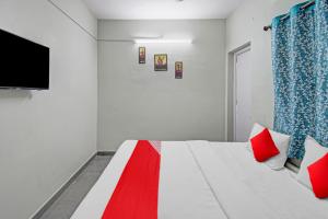 Ένα ή περισσότερα κρεβάτια σε δωμάτιο στο Super Hotel O Moonlight Inn +8 φωτογραφίες