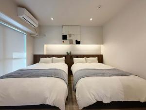 Postel nebo postele na pokoji v ubytování Grandeur by b hotel - Large Riverview Apartment Near Landmarks