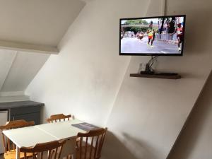 TV a/nebo společenská místnost v ubytování Appartements Bon Secours