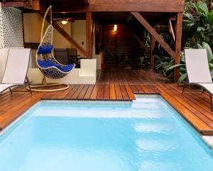 einen Pool mit Hängematte auf einer Holzterrasse in der Unterkunft Villa Colibri - Secluded Villa - Short Stroll to Beach, Shops & Restaurants in Cocles