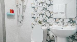 チェンマイにあるSKY's HOUSEのトイレと洗面台のあるバスルーム