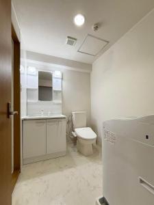 ein Bad mit einem WC, einem Waschbecken und einem Kühlschrank in der Unterkunft Grandeur by b hotel - Riverside Studio Near Peace Park in Kami-nagarekawachō