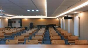 una sala con filas de sillas y un podio en GYA Hotel Taiyuan Zonggai Zone Ancient County Chengnan Station, en Taiyuán