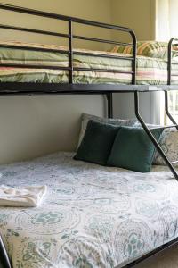 Ένα ή περισσότερα κρεβάτια σε δωμάτιο στο Welcome to Tinnie Retreat