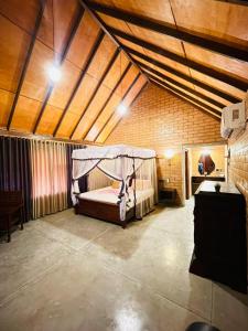 シギリヤにあるIma Villa Sigiriyaの広い部屋にベッド付きのベッドルーム1室があります。