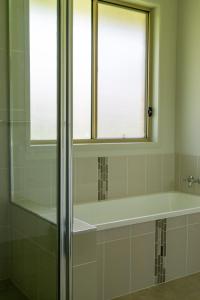 Ένα μπάνιο στο Welcome to Tinnie Retreat