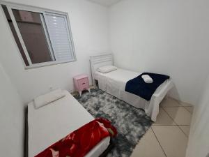 En eller flere senge i et værelse på Ap 1 Pico do Itacolomy piscina aquecimento solar e churrasqueira