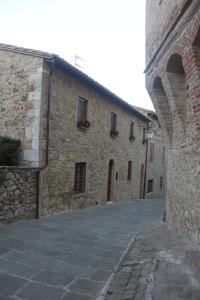 un callejón en un antiguo edificio de piedra en Alla Porta di Sopra en Castiglione dʼOrcia