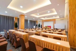 KampungbesarにあるThe Crew Hotel Kualanamu International Airportのテーブルと椅子が並ぶ講義室