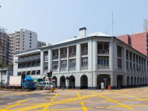 香港にあるMetroplace Boutiqueの信号付白い街路