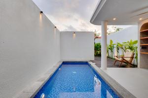 Bazén v ubytování Honeymoon 1BR Villa Bougenville LaLuxe A15 Sanur nebo v jeho okolí