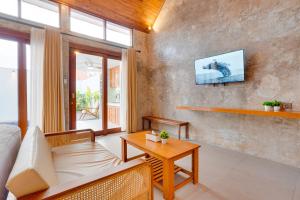 TV a/nebo společenská místnost v ubytování Honeymoon 1BR Villa Bougenville LaLuxe A15 Sanur