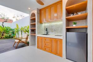 Kuchyň nebo kuchyňský kout v ubytování Honeymoon 1BR Villa Bougenville LaLuxe A15 Sanur