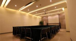 a conference room with a black table and chairs at Jinjiang Inn Select Wuhan Xinhua Road Xiehe Hospital in Wuhan