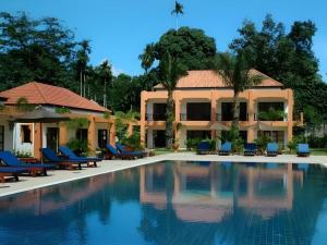 Bazén v ubytování Khaolak Palm Hill Resort nebo v jeho okolí