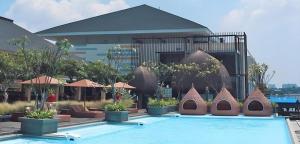 Bazén v ubytování Putri Duyung Ancol nebo v jeho okolí