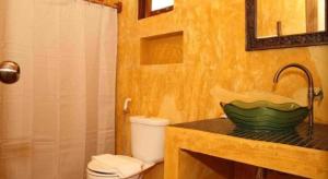 Koupelna v ubytování Him Naam Pai Resort