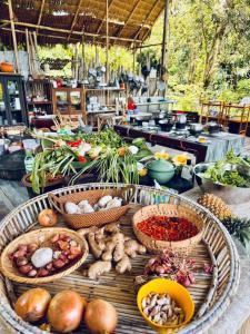 ein Tisch mit Gemüsekörben darauf in der Unterkunft Phuket Nonnita Boutique Resort - SHA Plus in Phuket