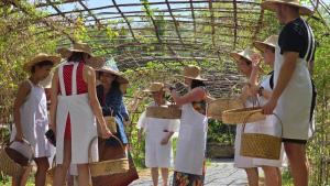 eine Gruppe von Frauen in weißen Kleidern und Strohhüten in der Unterkunft Phuket Nonnita Boutique Resort - SHA Plus in Phuket