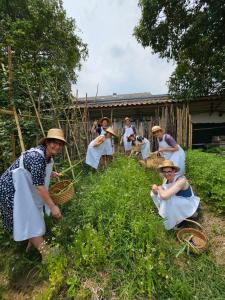 Eine Gruppe Frauen steht im Gras in der Unterkunft Phuket Nonnita Boutique Resort - SHA Plus in Phuket