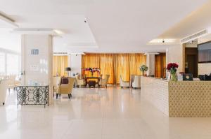 un hall d'un hôpital avec des chaises et une réception dans l'établissement Aramis Hotel, à Nakhon Sawan