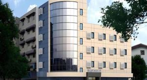 ein hohes Gebäude mit vielen Fenstern in der Unterkunft Bestay Hotel Express Nanjing Xinjiekou in Nanjing