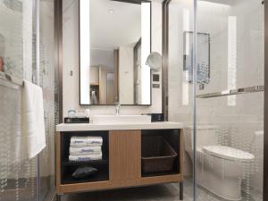 Koupelna v ubytování 武汉天地汉口江滩希尔顿欢朋酒店 + 19 fotografií