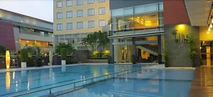 Bazén v ubytování Grage Hotel Cirebon nebo v jeho okolí