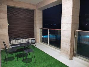 un balcon avec une table et des chaises et une vue dans l'établissement Sifa Oasis, à Mascate